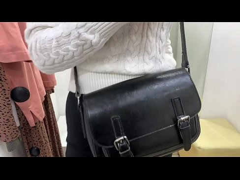❤️ Јавна мастурбација младе кучке ФералБерри са дилдом у соби за мерење Секс видео на sr.rusanalog.ru ☑